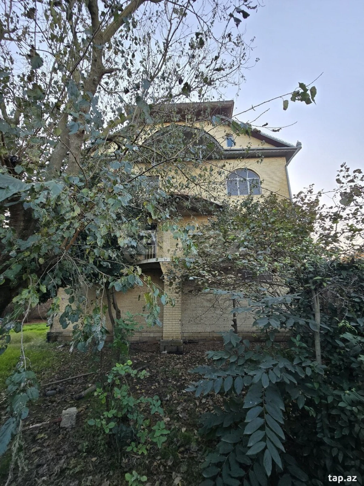 Satılır 20 otaqlı həyət evi