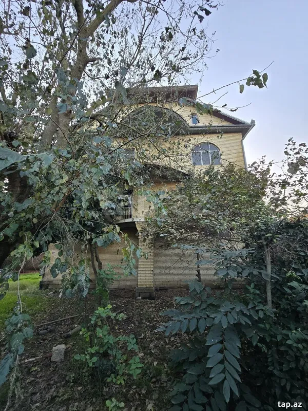 Satılır 20 otaqlı həyət evi