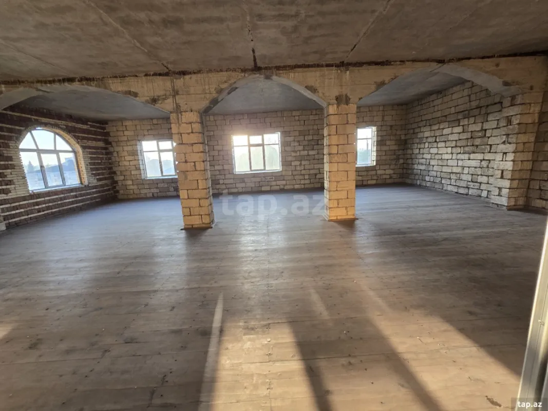 Satılır 20 otaqlı həyət evi