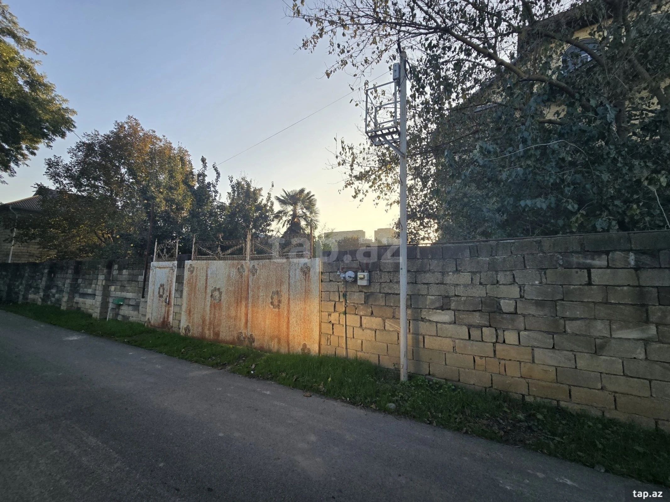 Satılır 20 otaqlı həyət evi