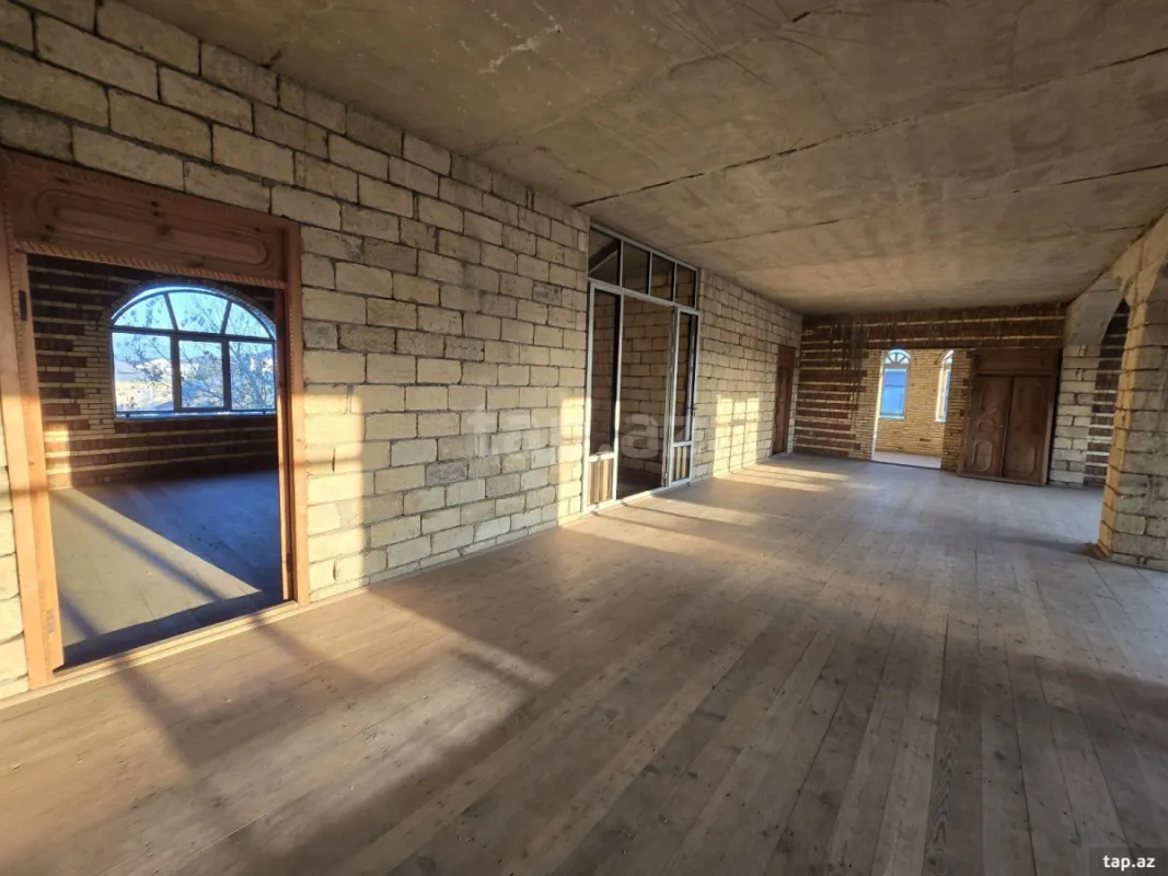 Satılır 20 otaqlı həyət evi
