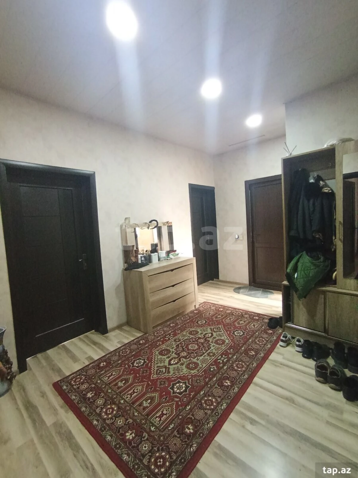 Satılır 9 otaqlı həyət evi