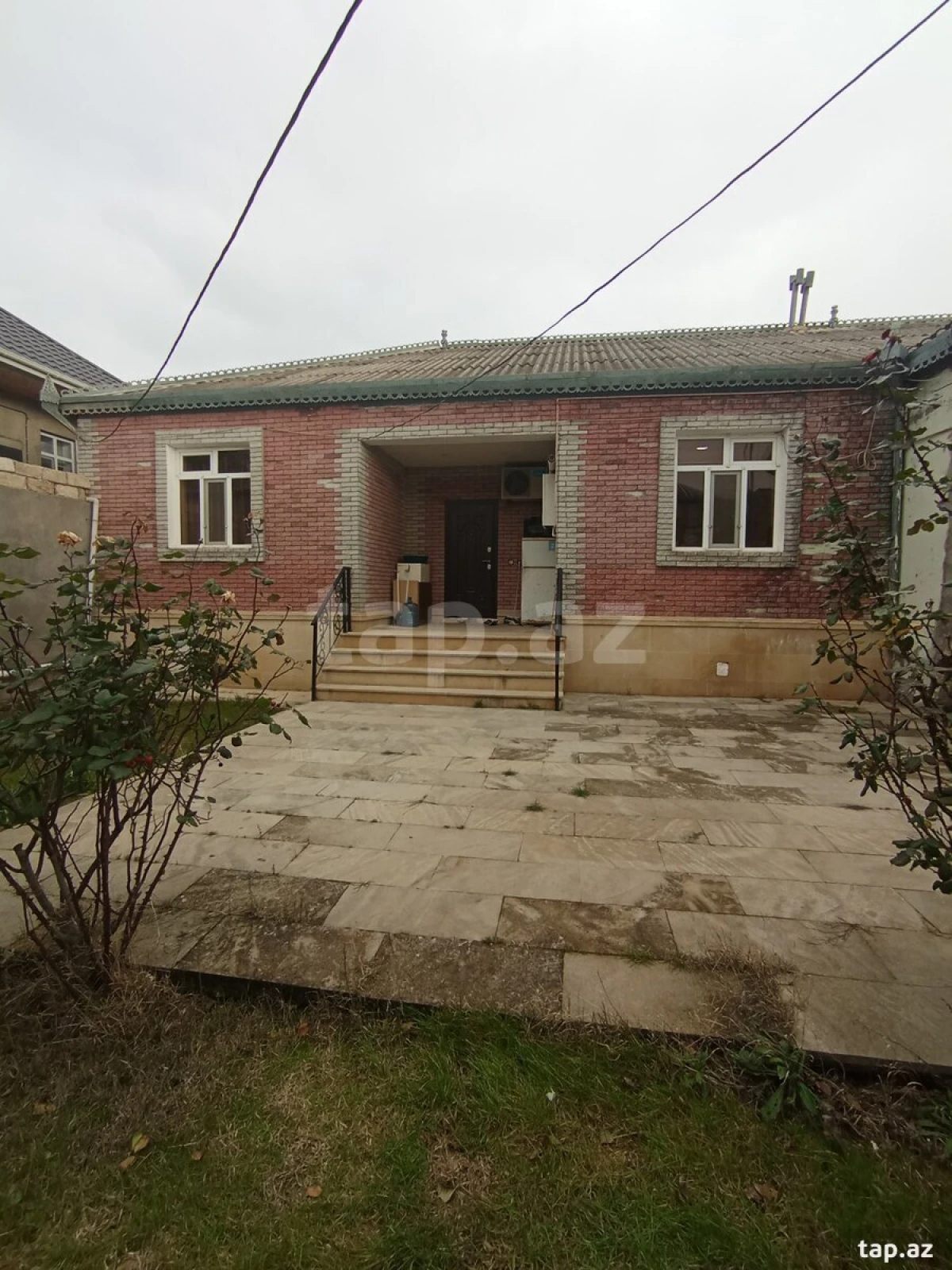 Satılır 9 otaqlı həyət evi