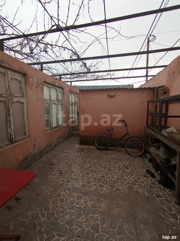 Satılır 9 otaqlı həyət evi