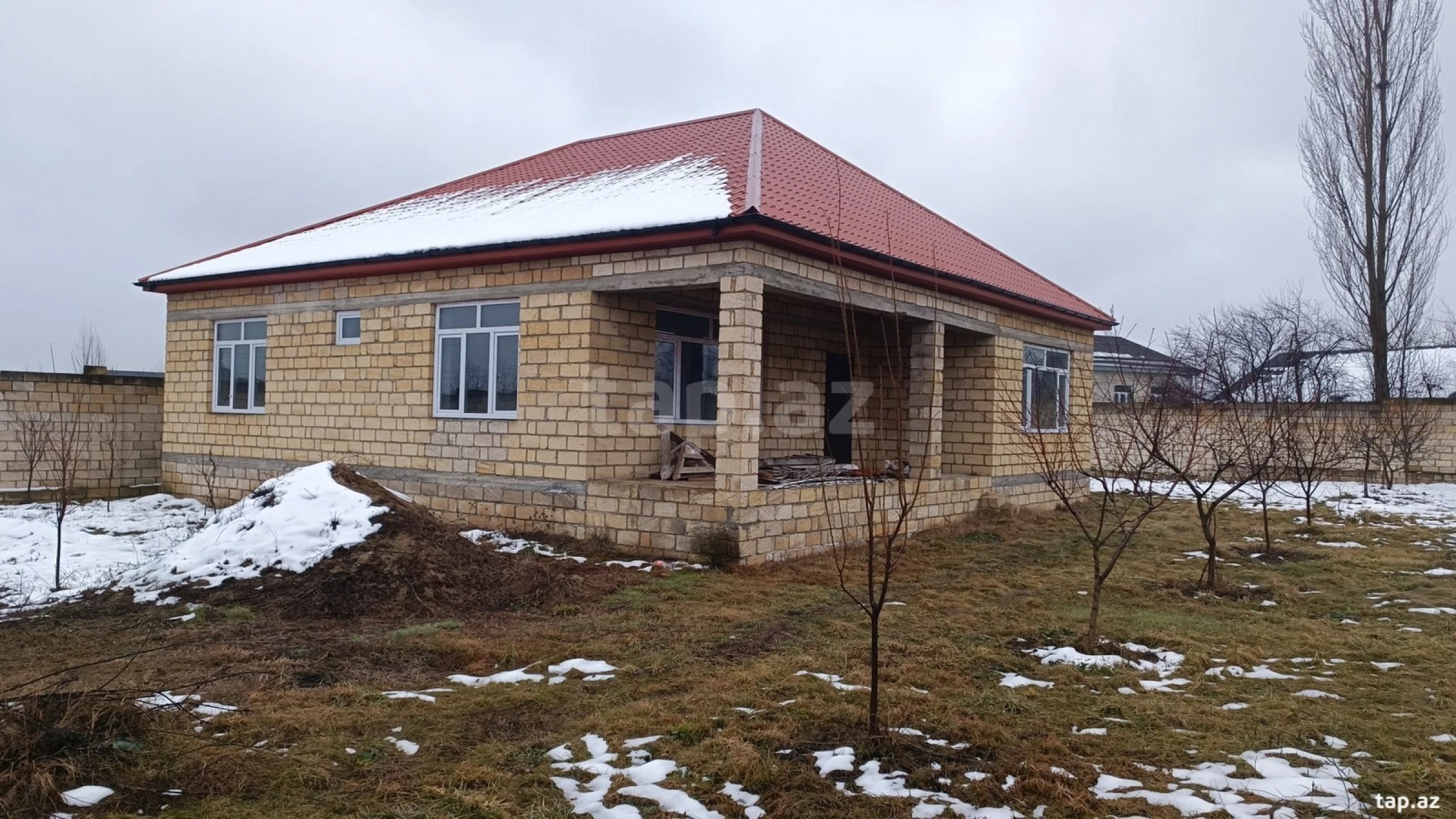 Satılır 4 otaqlı həyət evi