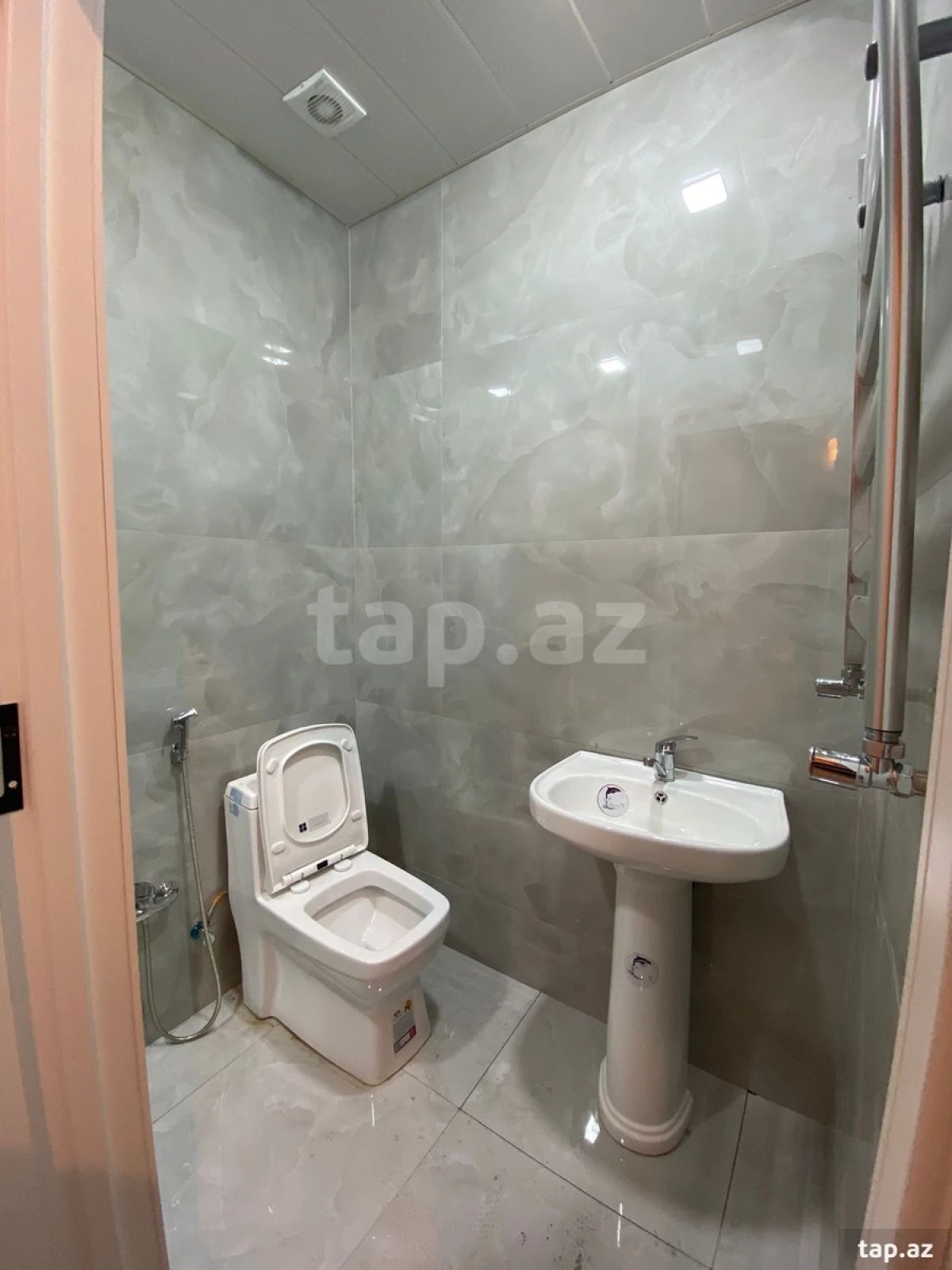 Kirayə verilir 3 otaqlı yeni tikili 127 m²