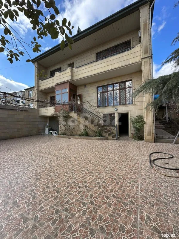 Kirayə verilir 8 otaqlı həyət evi