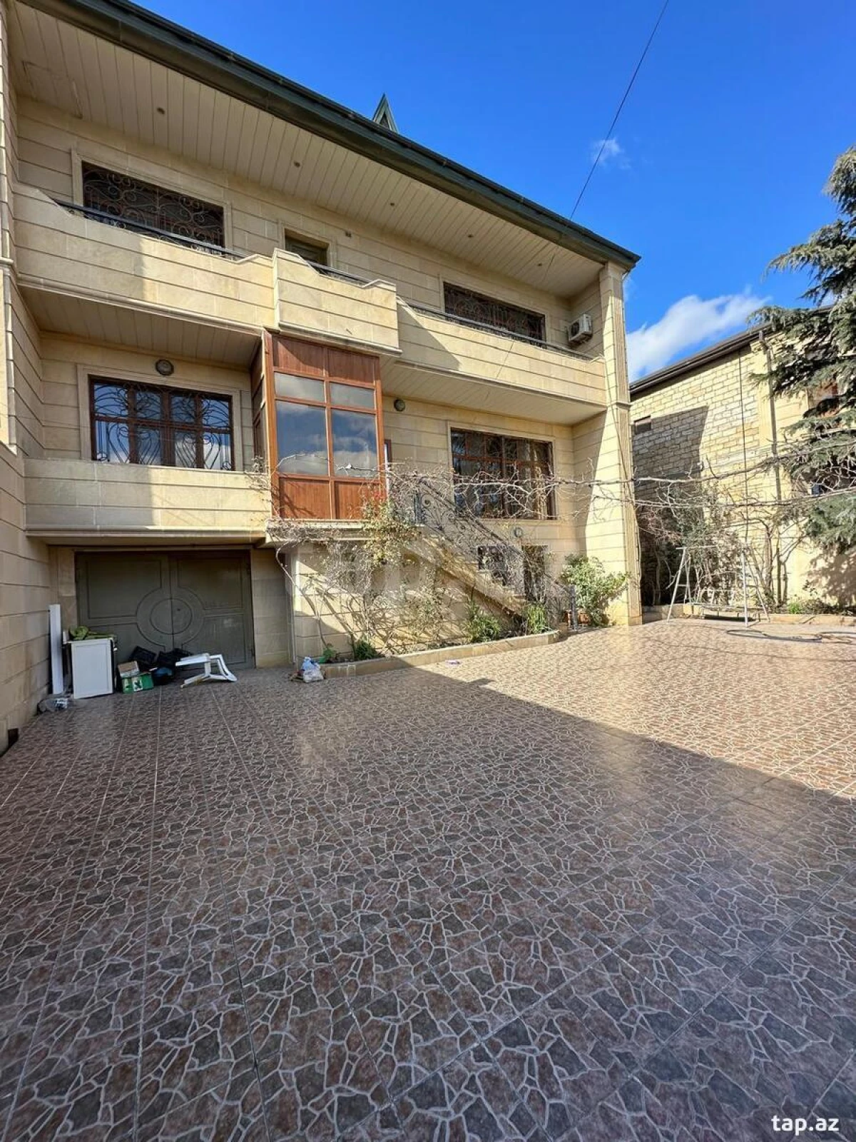 Kirayə verilir 8 otaqlı həyət evi