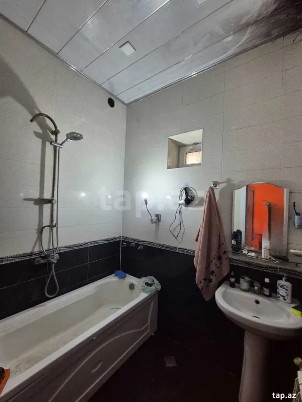 Satılır 5 otaqlı həyət evi