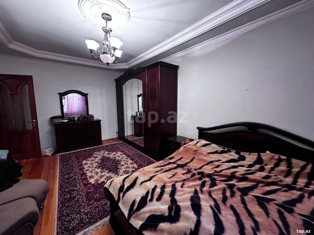 Satılır 8 otaqlı həyət evi