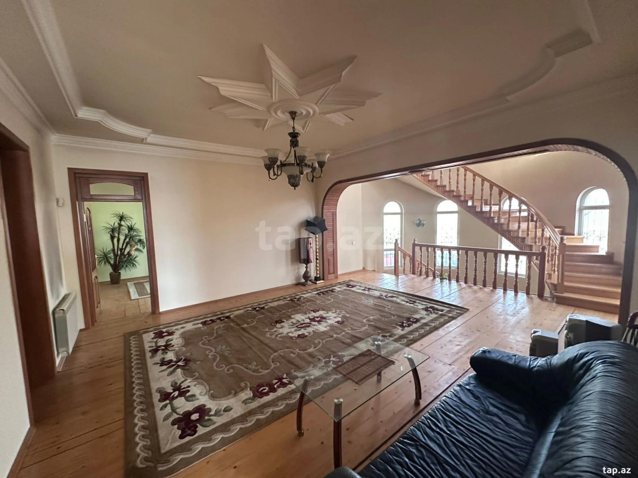 Satılır 8 otaqlı həyət evi