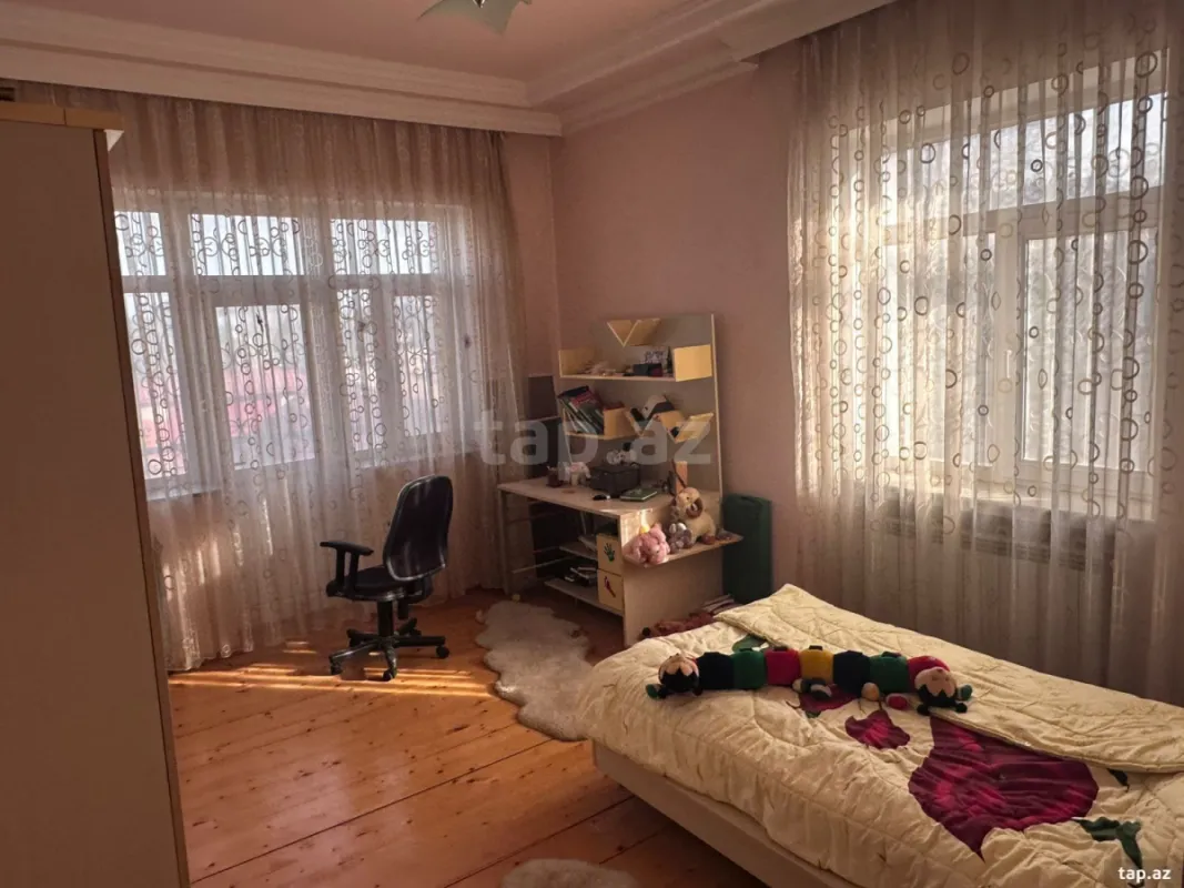 Satılır 8 otaqlı həyət evi