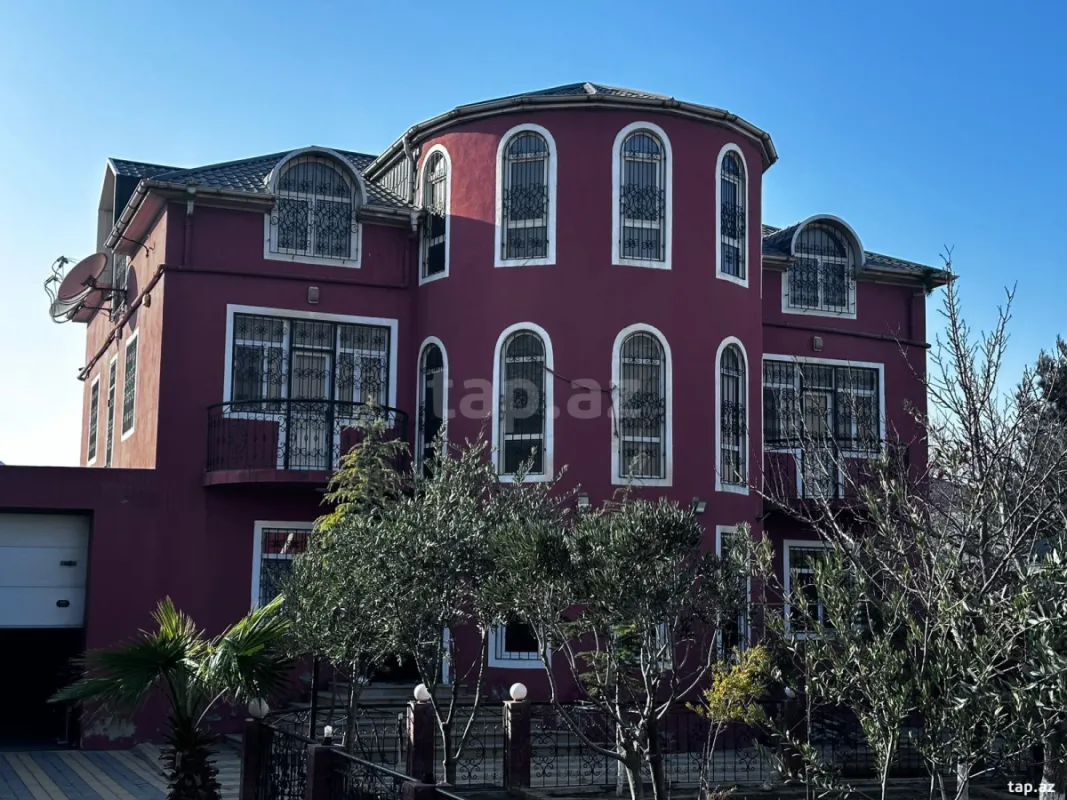 Satılır 8 otaqlı həyət evi
