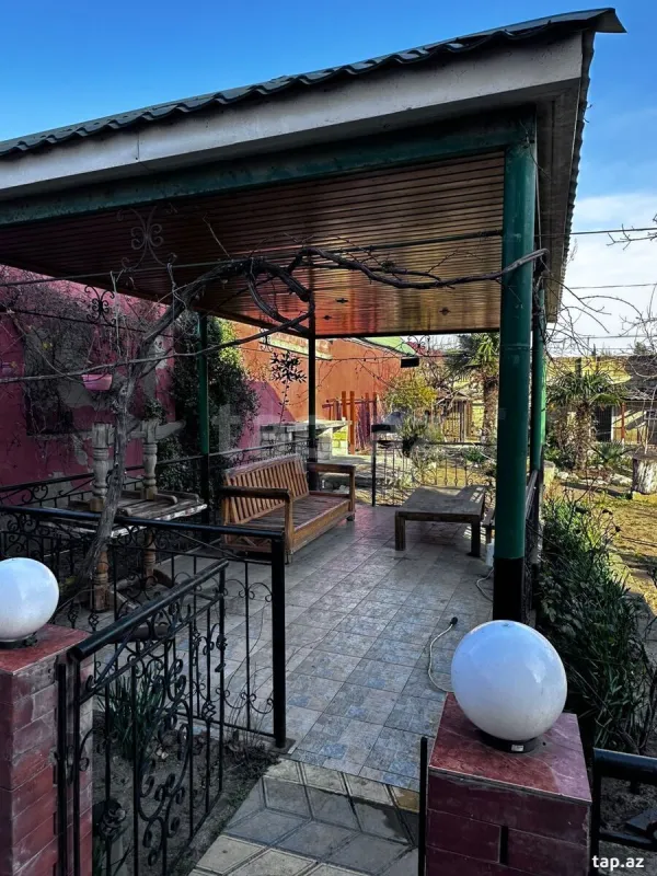 Satılır 8 otaqlı həyət evi
