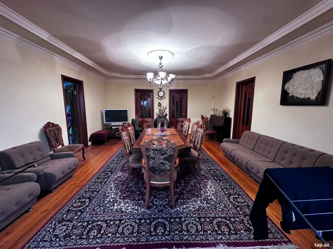 Satılır 8 otaqlı həyət evi