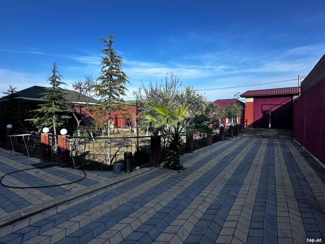 Satılır 8 otaqlı həyət evi