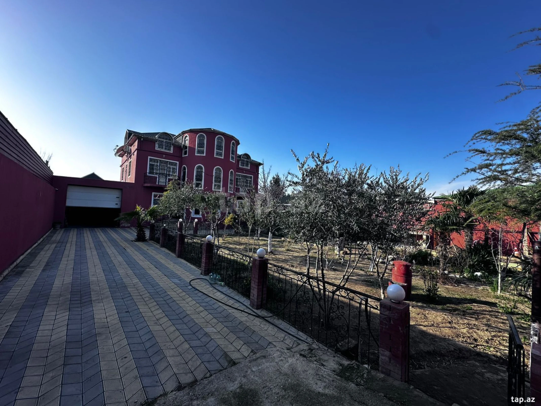 Satılır 8 otaqlı həyət evi