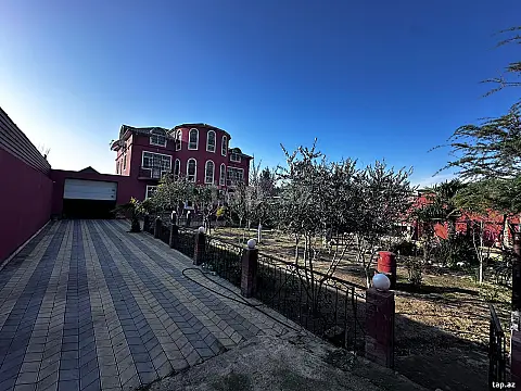 Satılır 8 otaqlı həyət evi