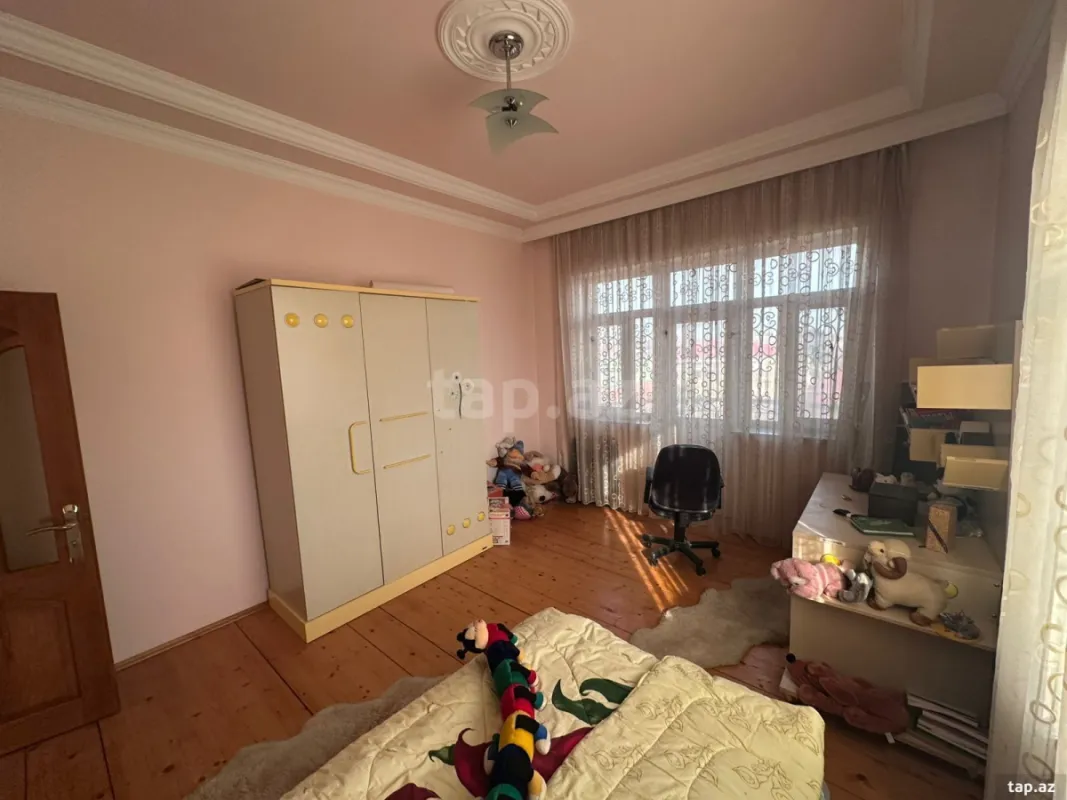 Satılır 8 otaqlı həyət evi