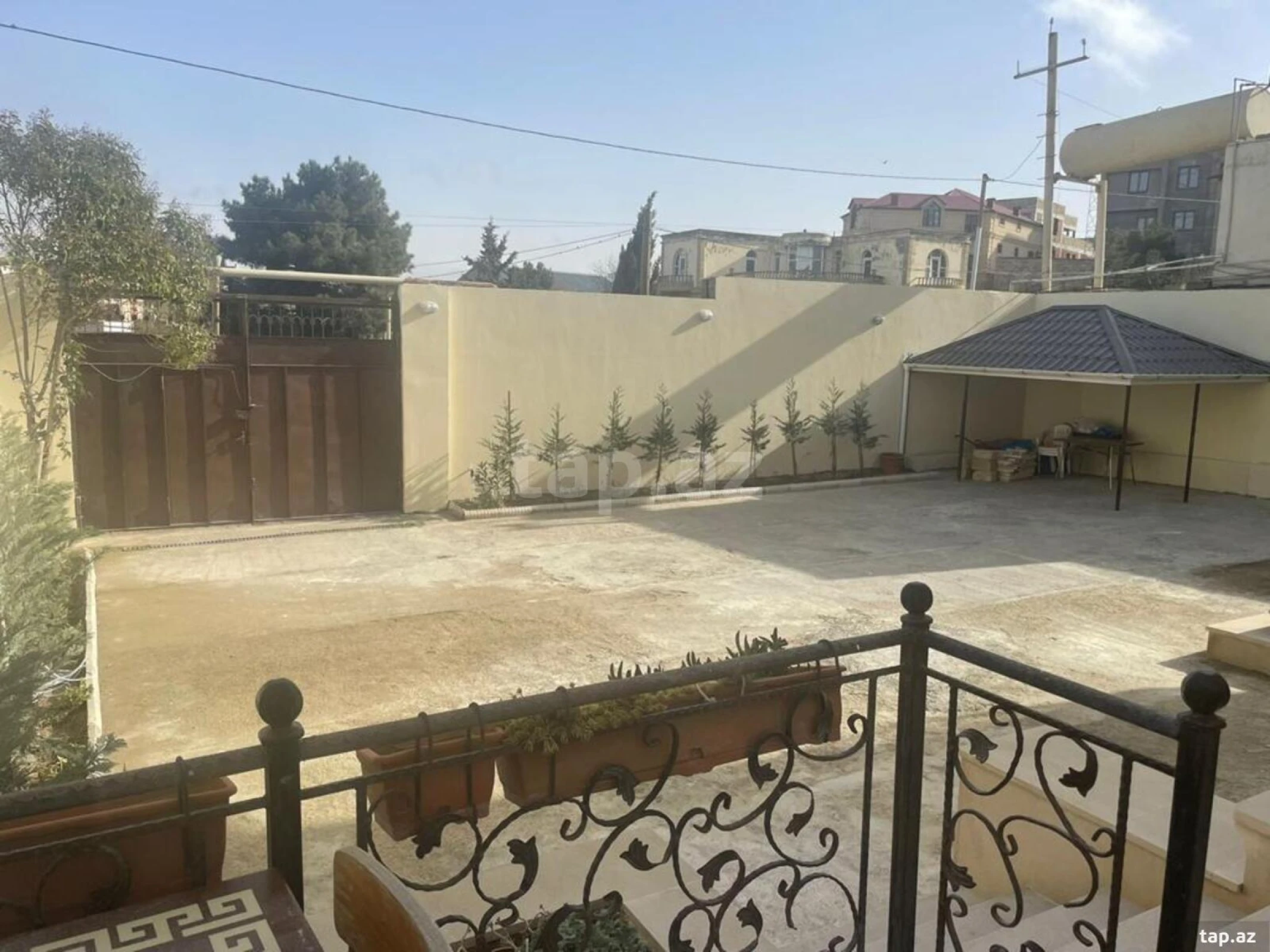 Satılır 8 otaqlı həyət evi