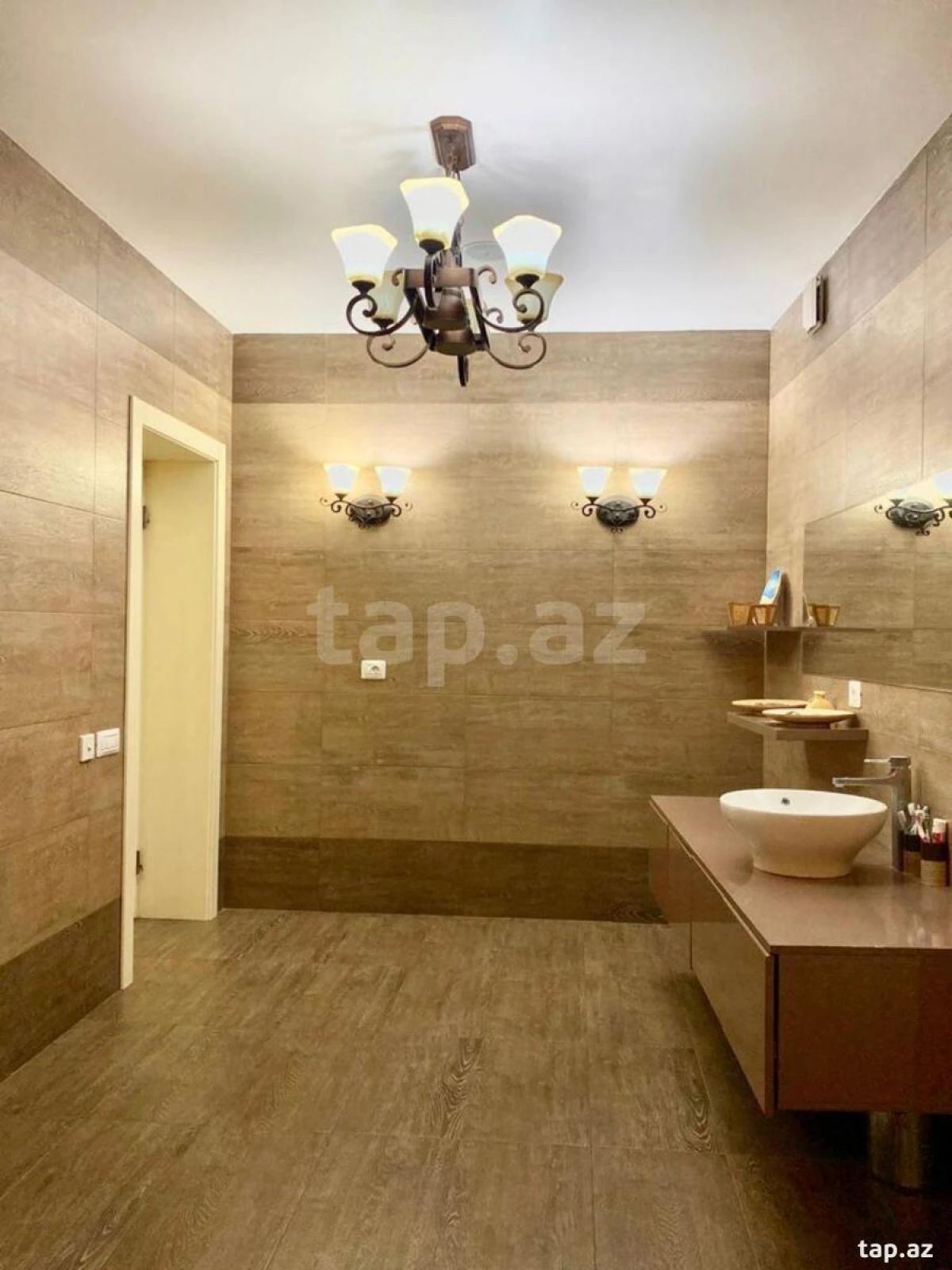 Satılır 8 otaqlı həyət evi