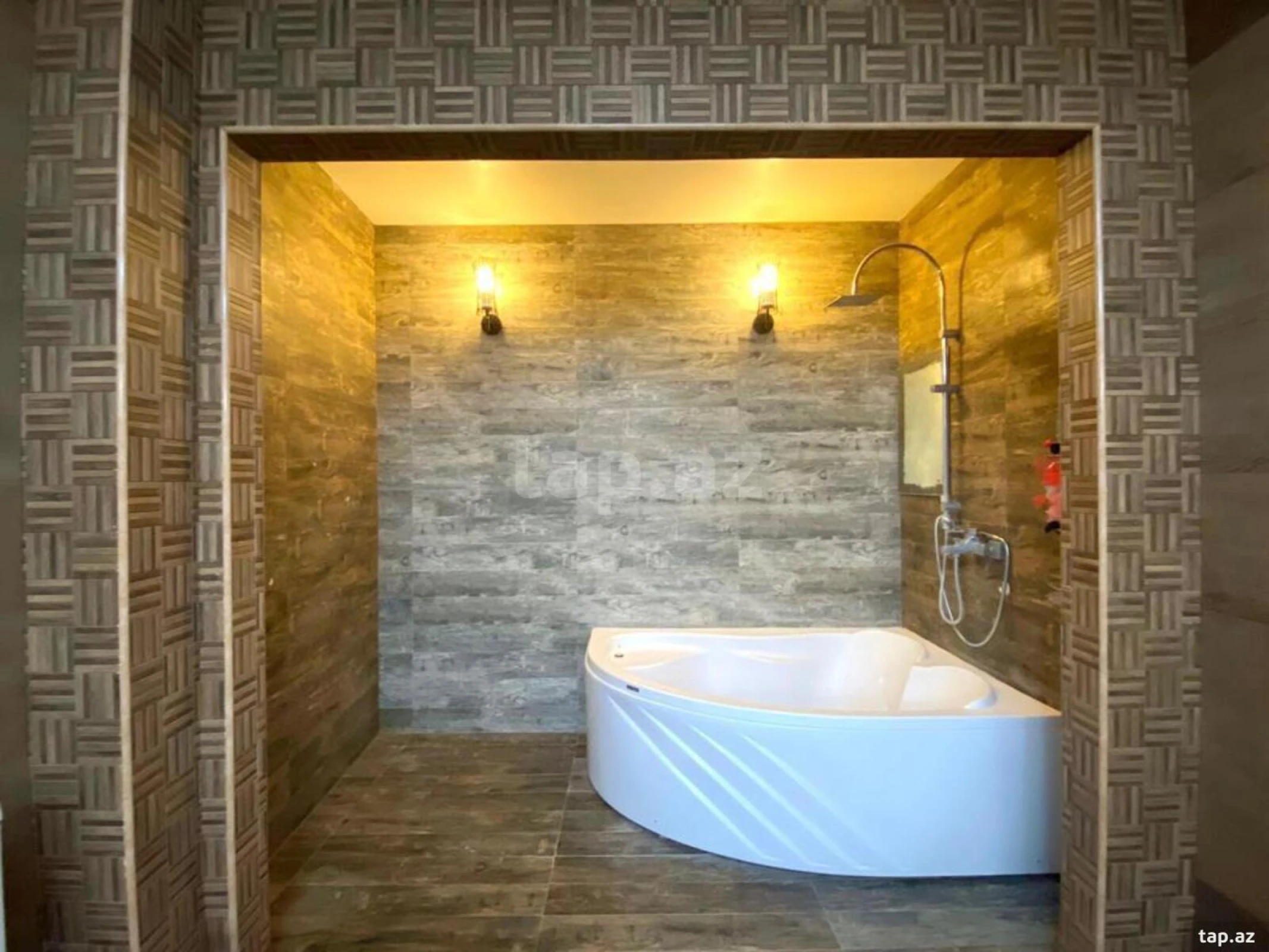 Satılır 8 otaqlı həyət evi