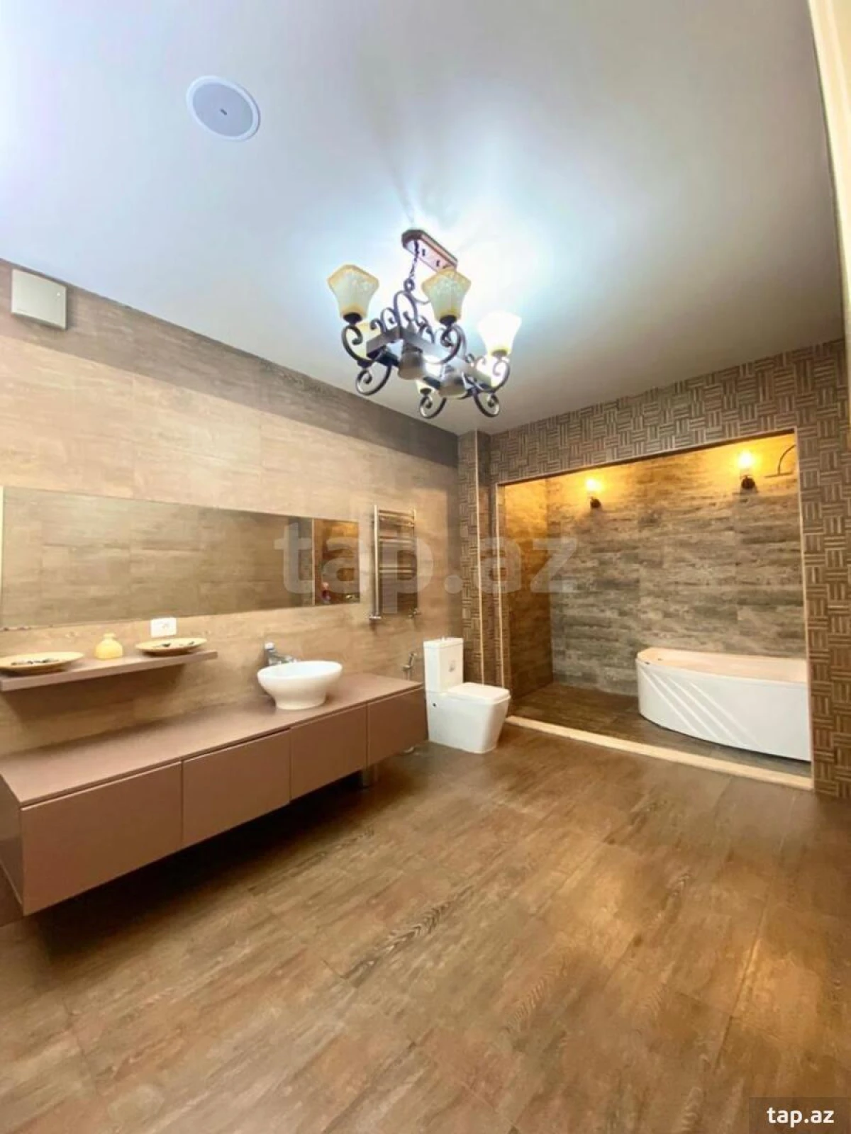 Satılır 8 otaqlı həyət evi