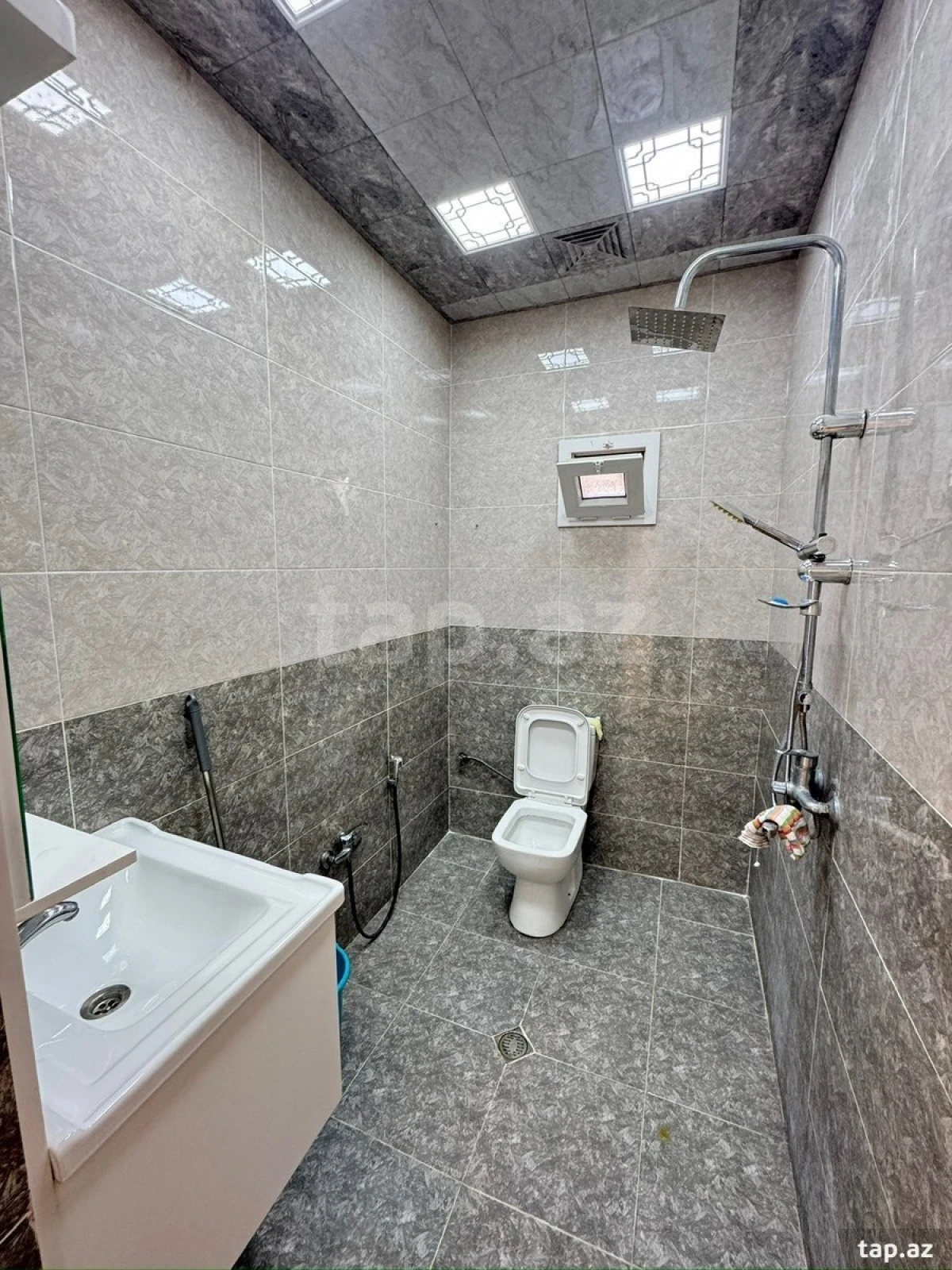 Satılır 6 otaqlı həyət evi