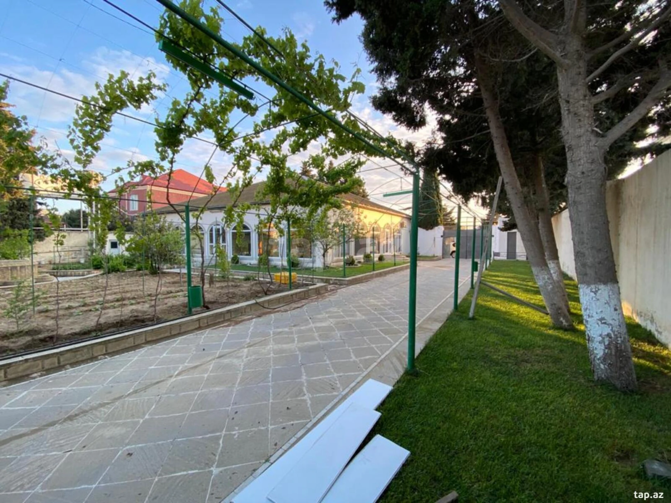 Satılır 4 otaqlı həyət evi