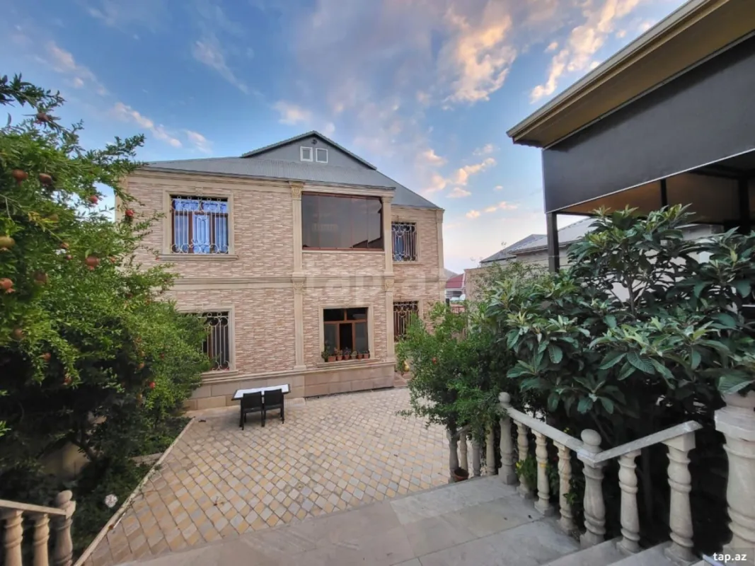 Satılır 6 otaqlı həyət evi