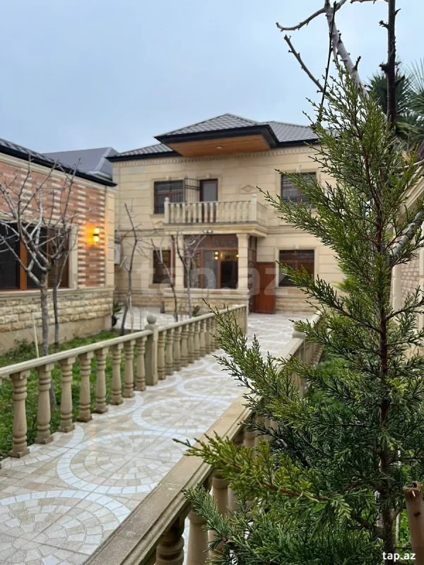 Satılır 5 otaqlı həyət evi 300 m²