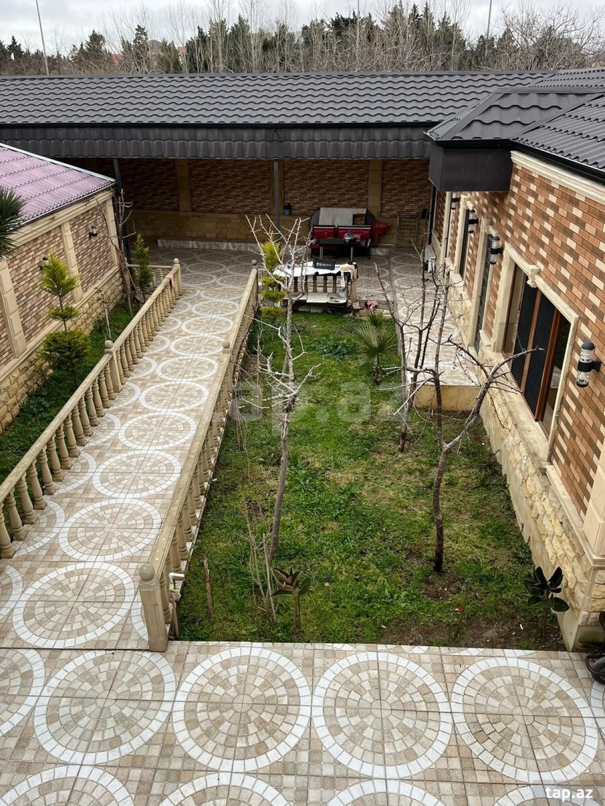 Satılır 5 otaqlı həyət evi 300 m²