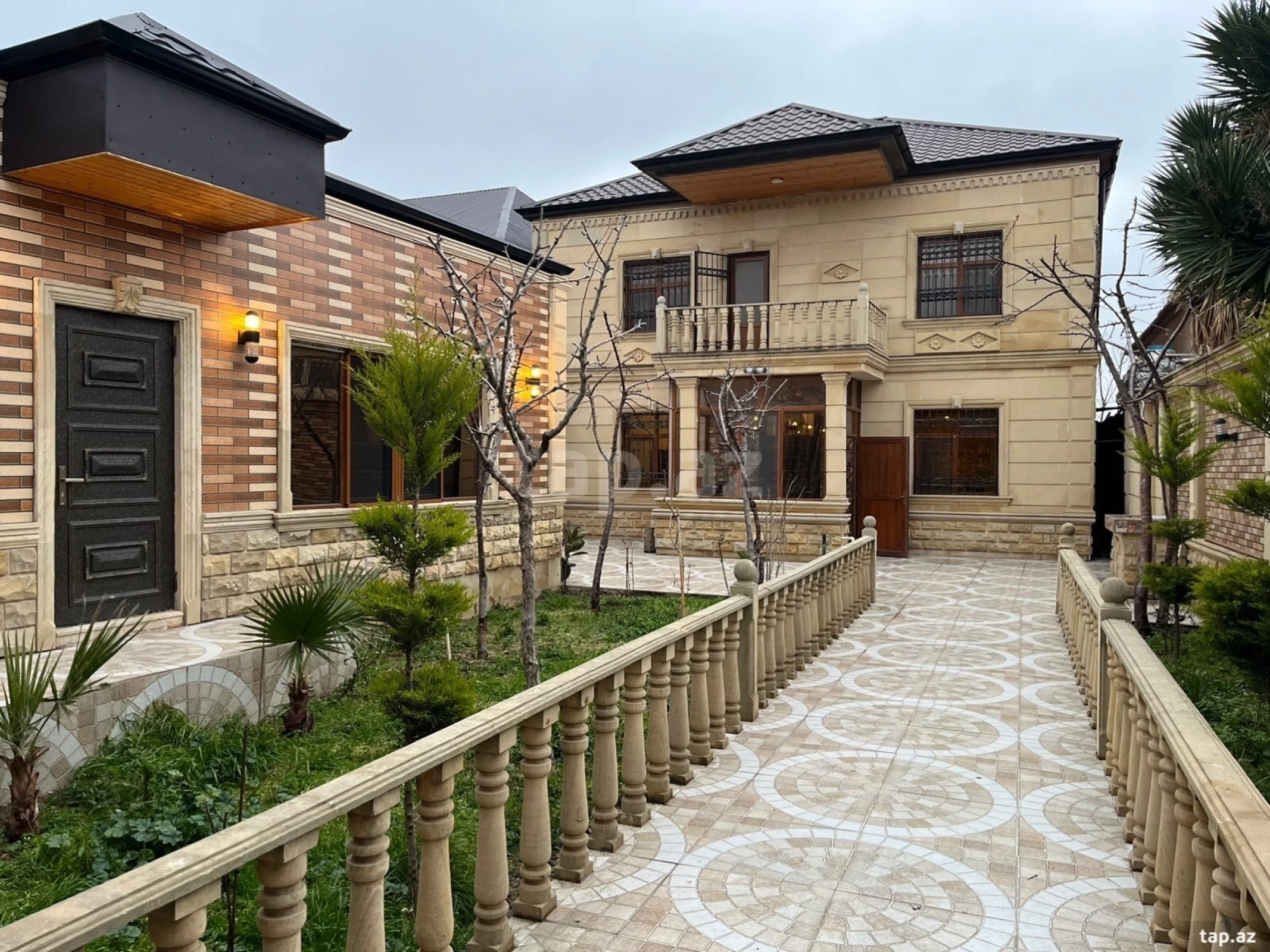 Satılır 5 otaqlı həyət evi 300 m²