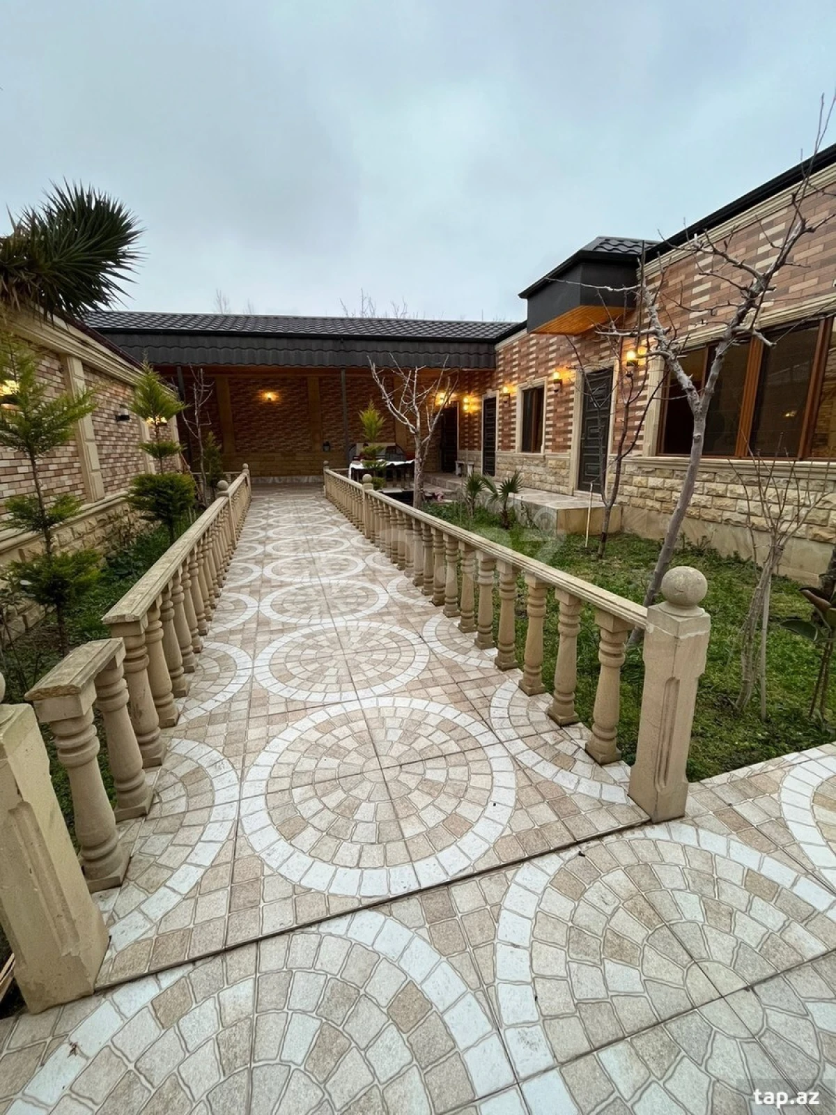 Satılır 5 otaqlı həyət evi 300 m²