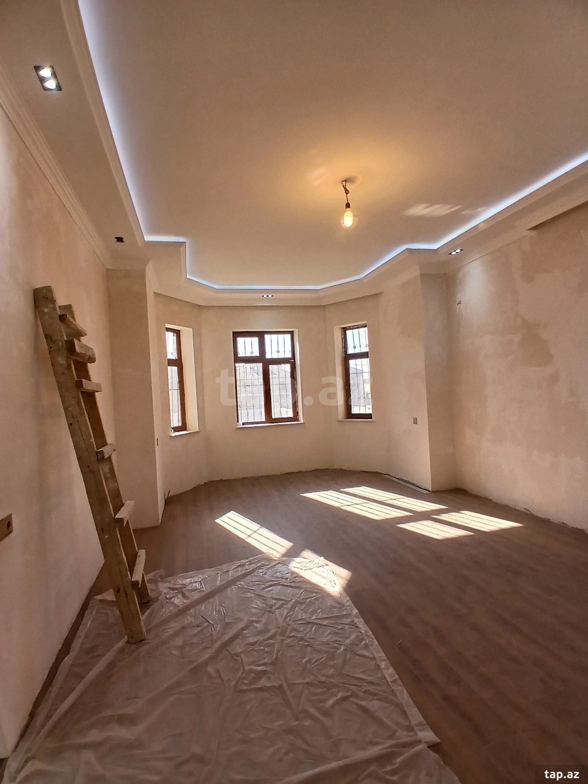 Satılır 6 otaqlı həyət evi