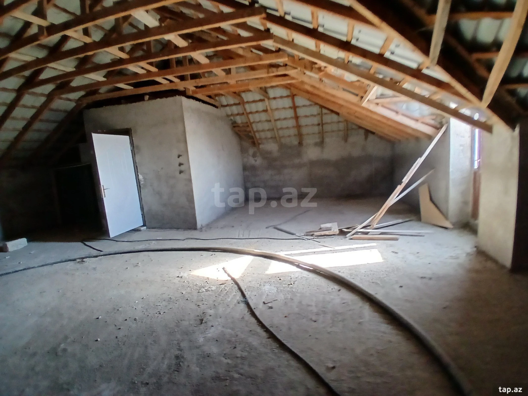 Satılır 6 otaqlı həyət evi