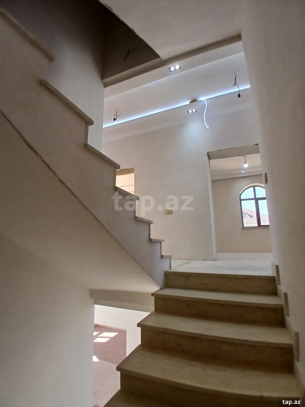 Satılır 6 otaqlı həyət evi