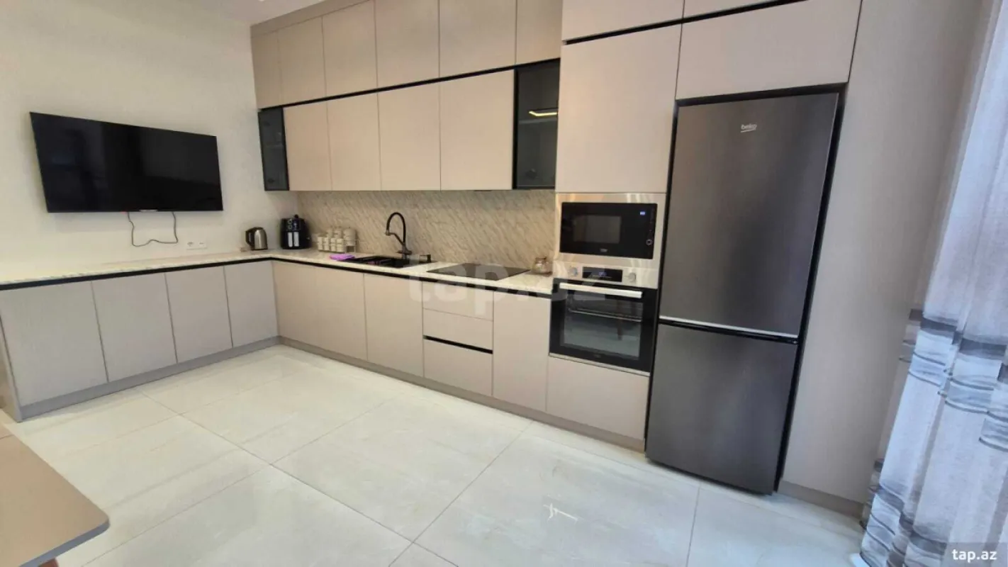 Kirayə verilir 3 otaqlı yeni tikili 138 m²