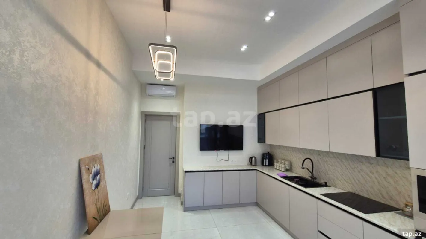 Kirayə verilir 3 otaqlı yeni tikili 138 m²