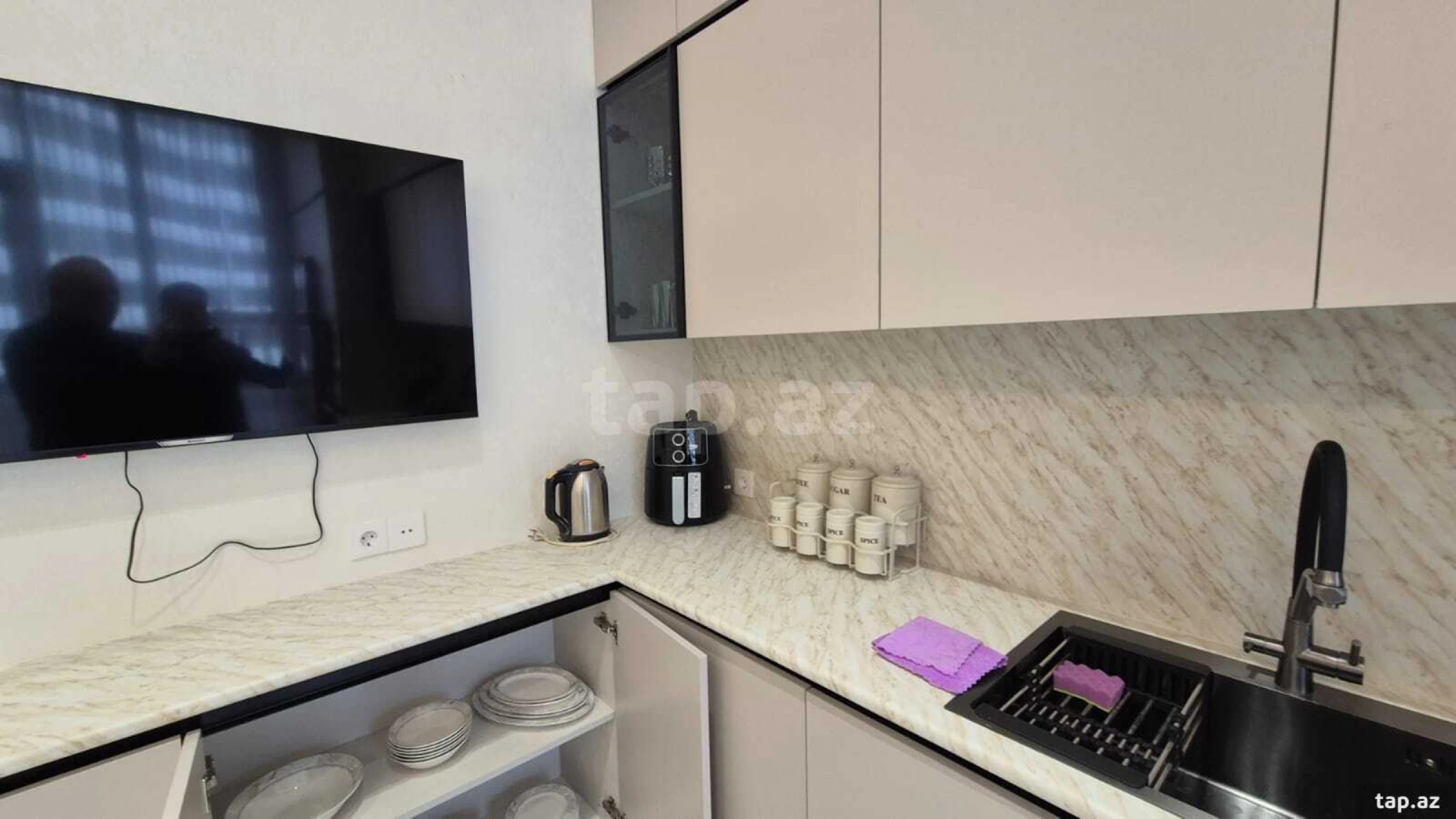 Kirayə verilir 3 otaqlı yeni tikili 138 m²