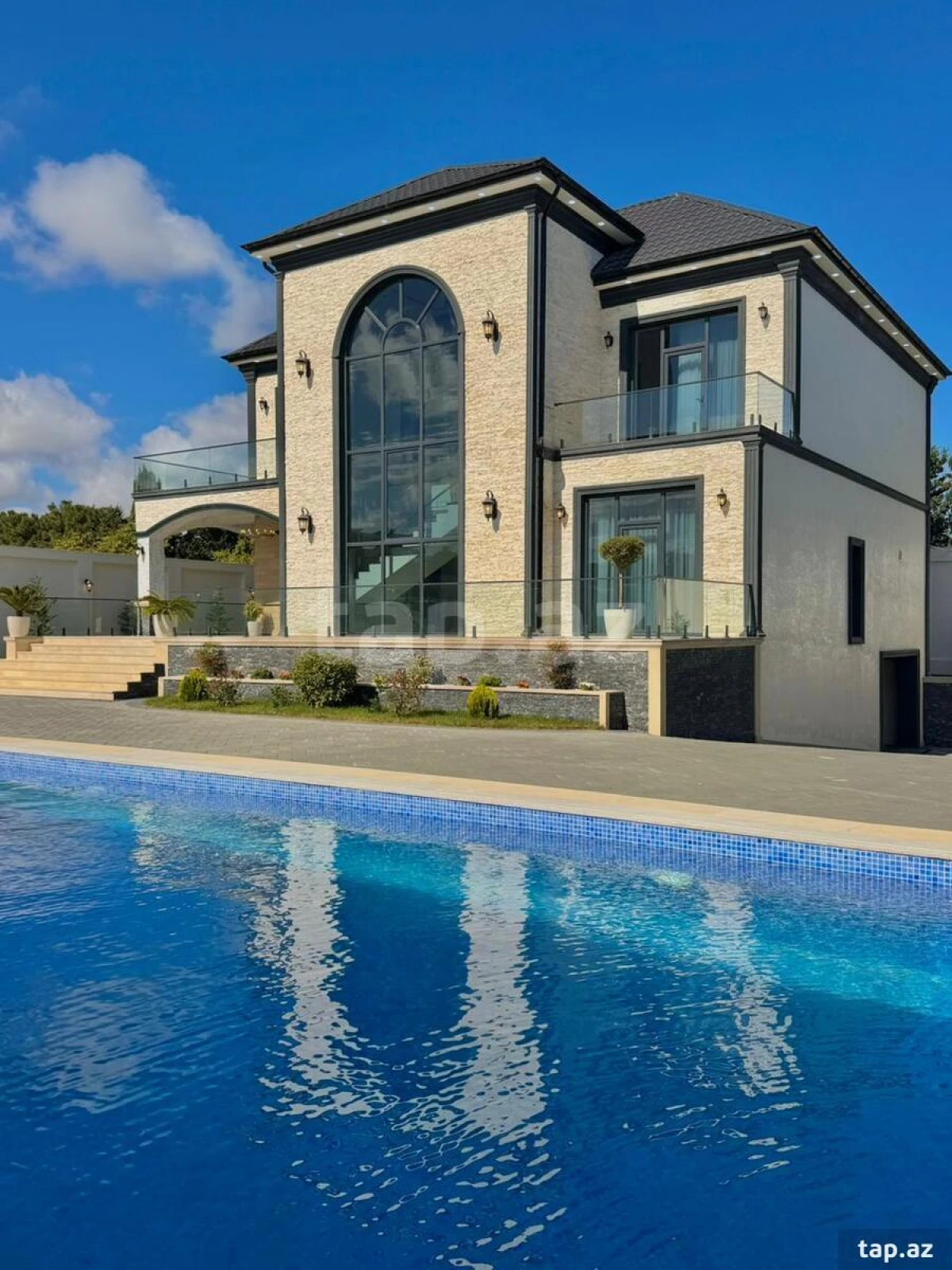 Satılır 6 otaqlı həyət evi