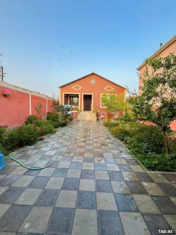 Satılır 4 otaqlı həyət evi 300 m²