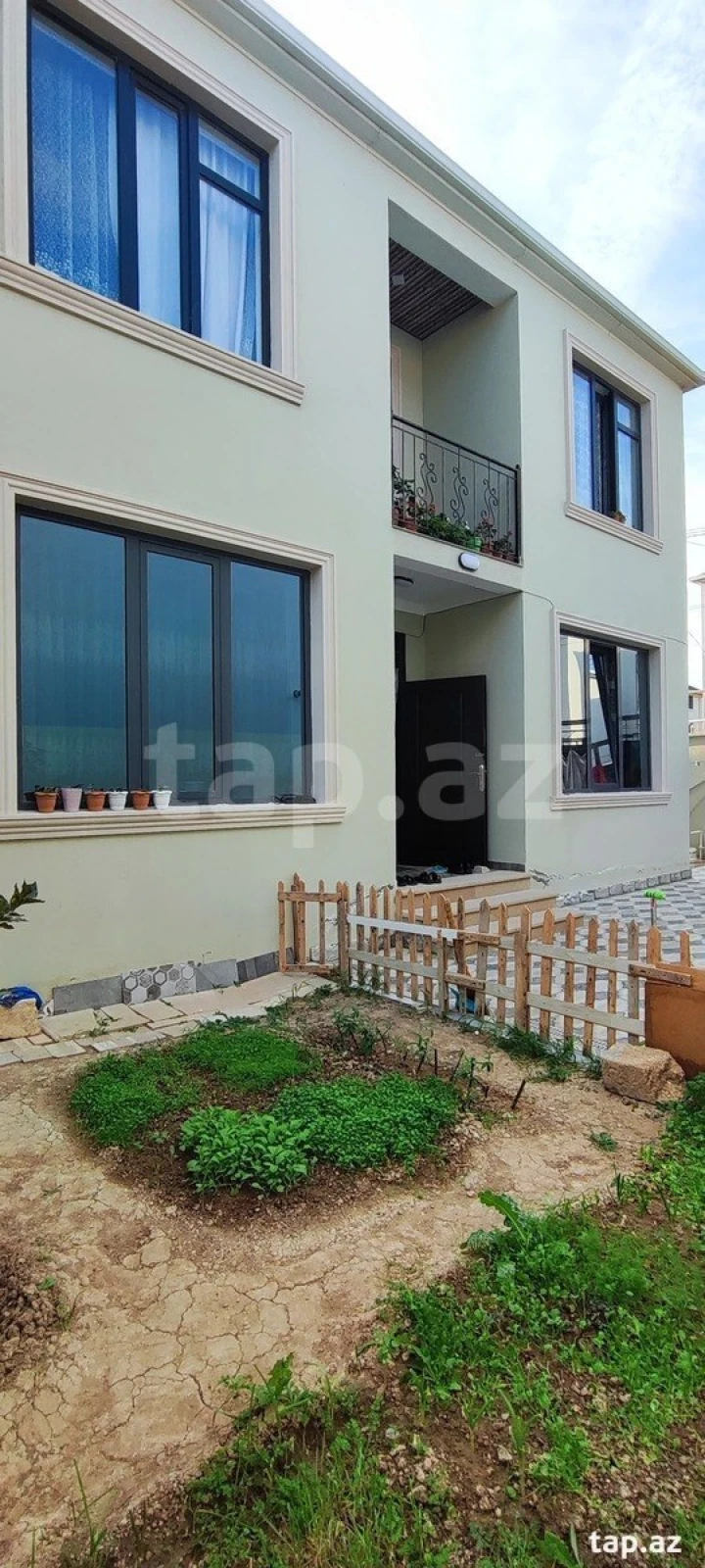 Satılır 4 otaqlı həyət evi