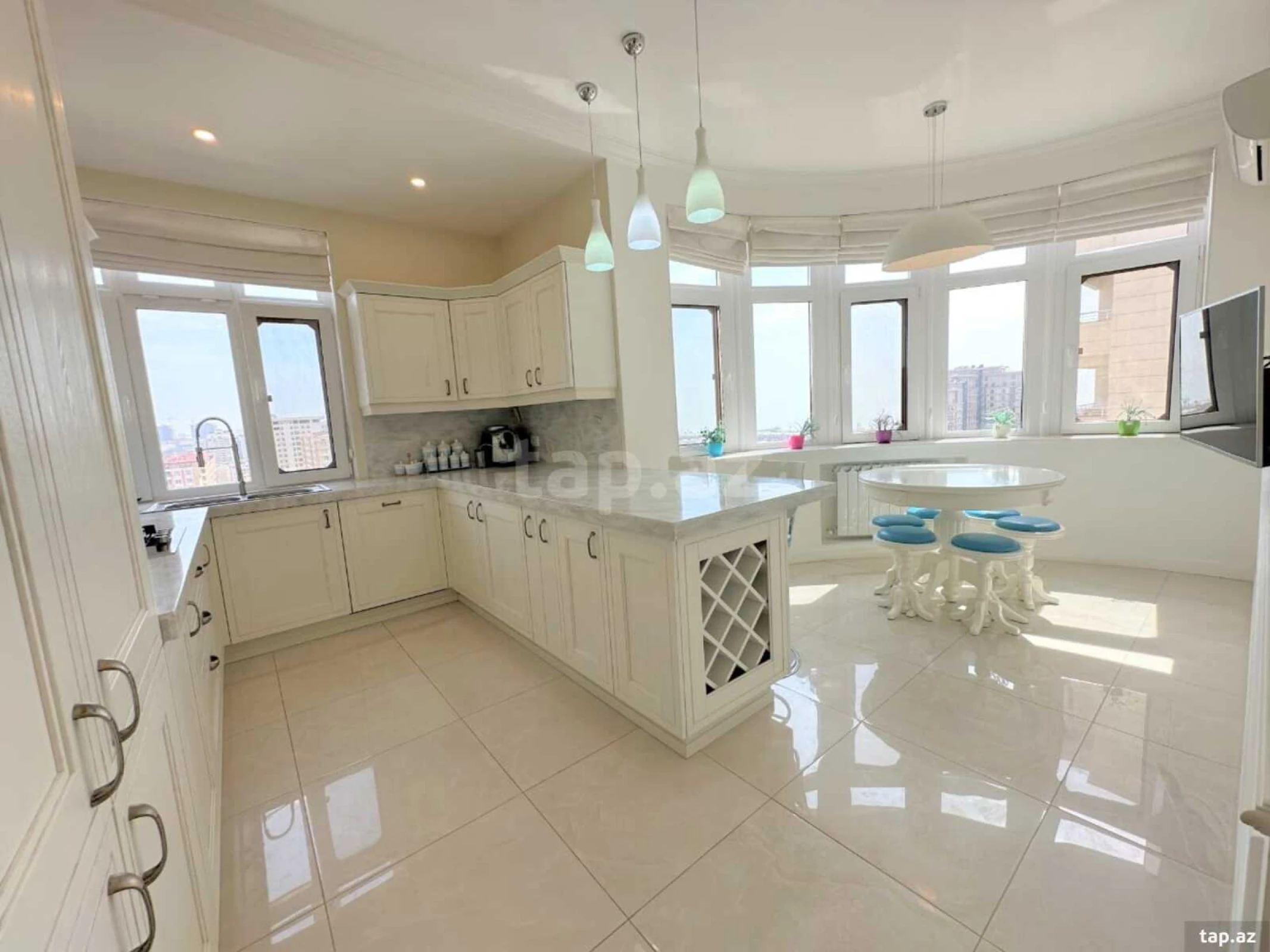 Kirayə verilir 4 otaqlı yeni tikili 210 m²