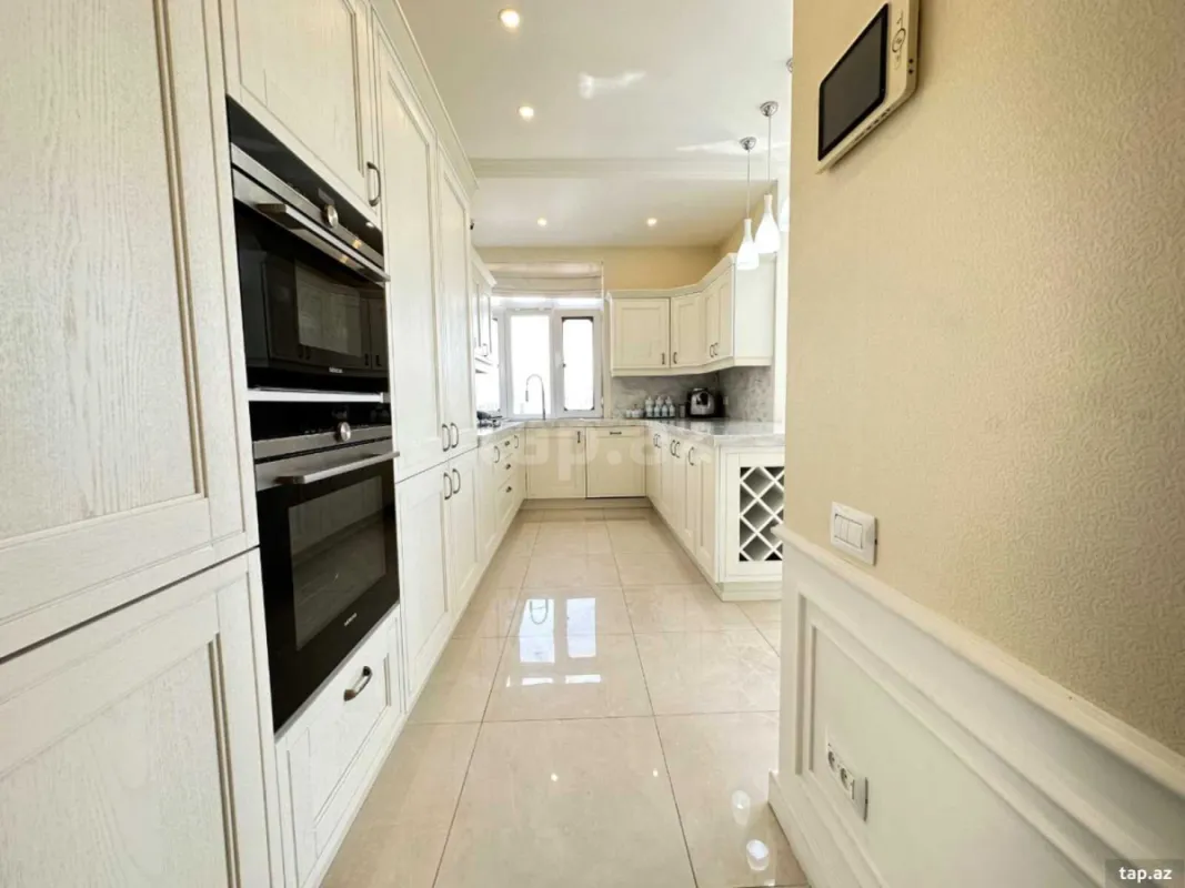 Kirayə verilir 4 otaqlı yeni tikili 210 m²