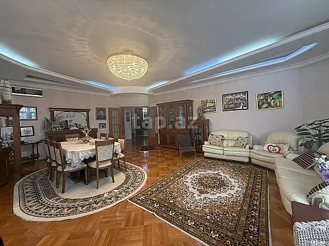 Kirayə verilir 4 otaqlı mənzil 200 m²