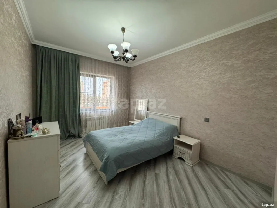 Satılır 5 otaqlı mənzil 130 m²