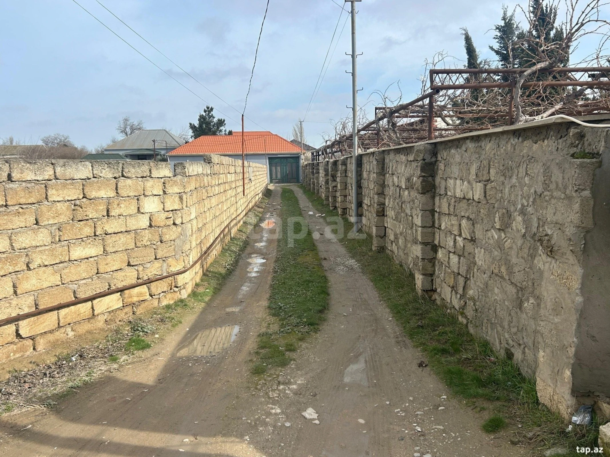 Satılır 4 otaqlı həyət evi