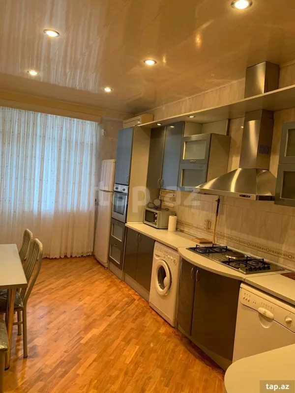 Kirayə verilir 4 otaqlı yeni tikili 200 m²