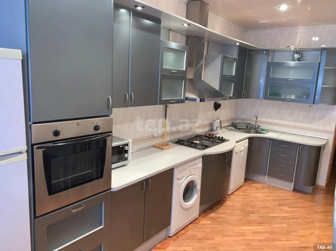 Kirayə verilir 4 otaqlı yeni tikili 200 m²